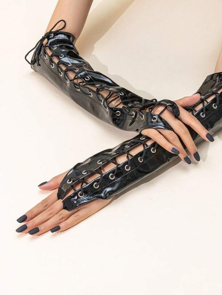 Guantes Charol con Diseño de Ojaletes