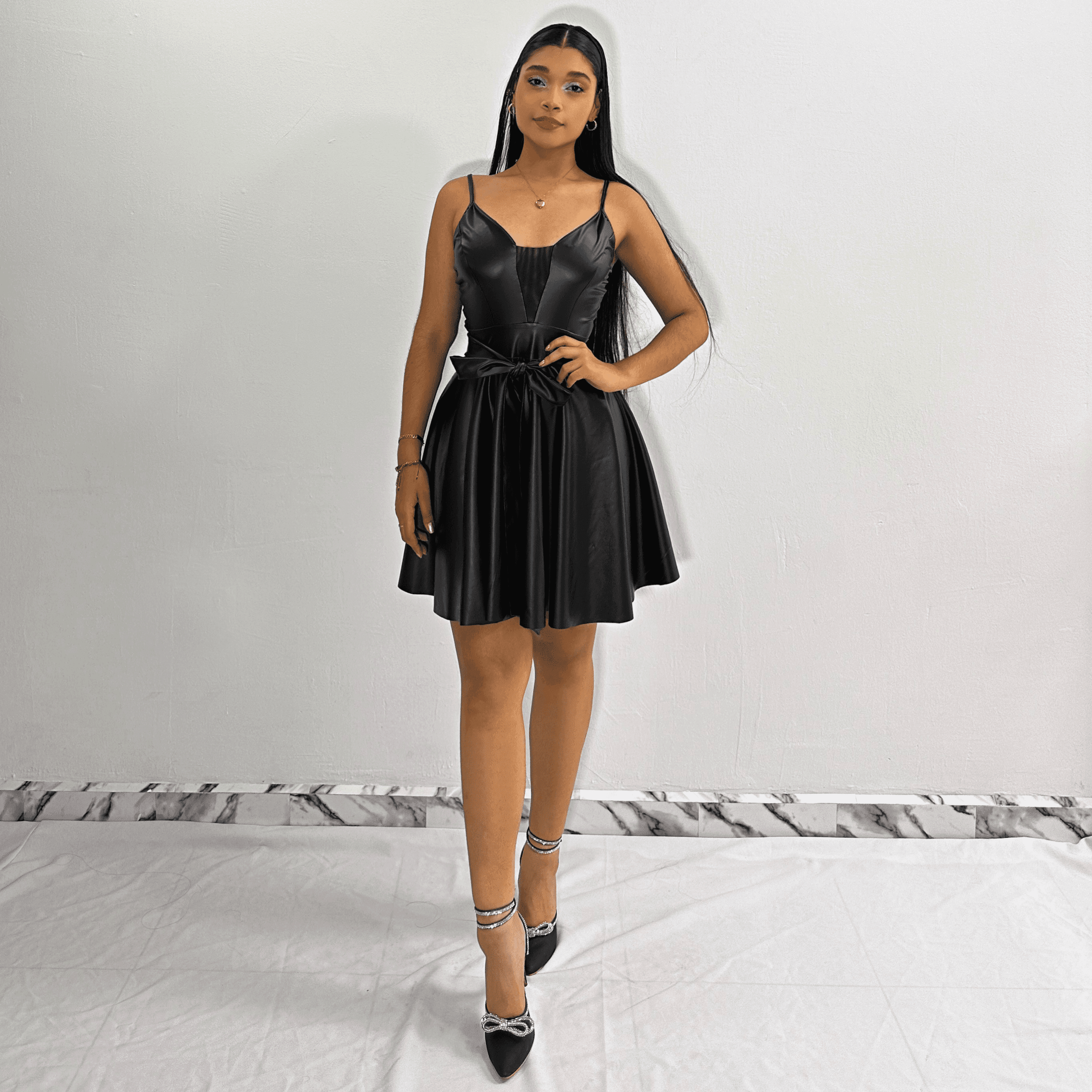 Vestido Acampanado Elegante con Tirantes y cinturon