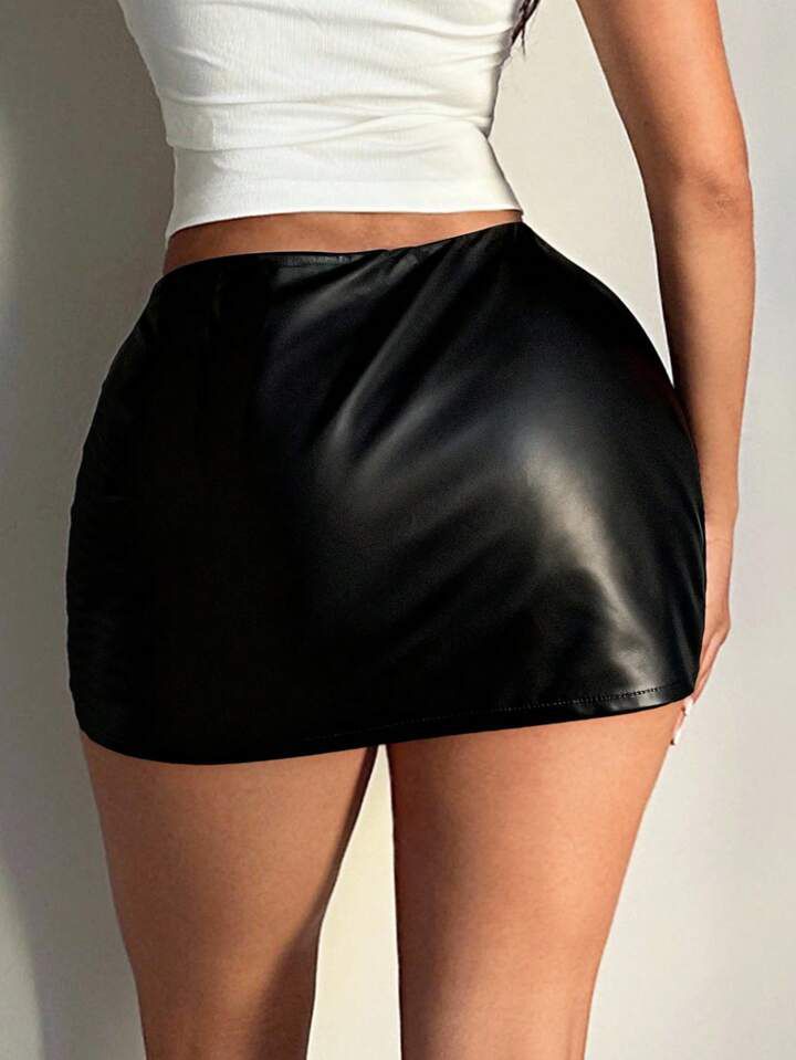 Falda cuerina corta sin pretina y con short interno - Image 3