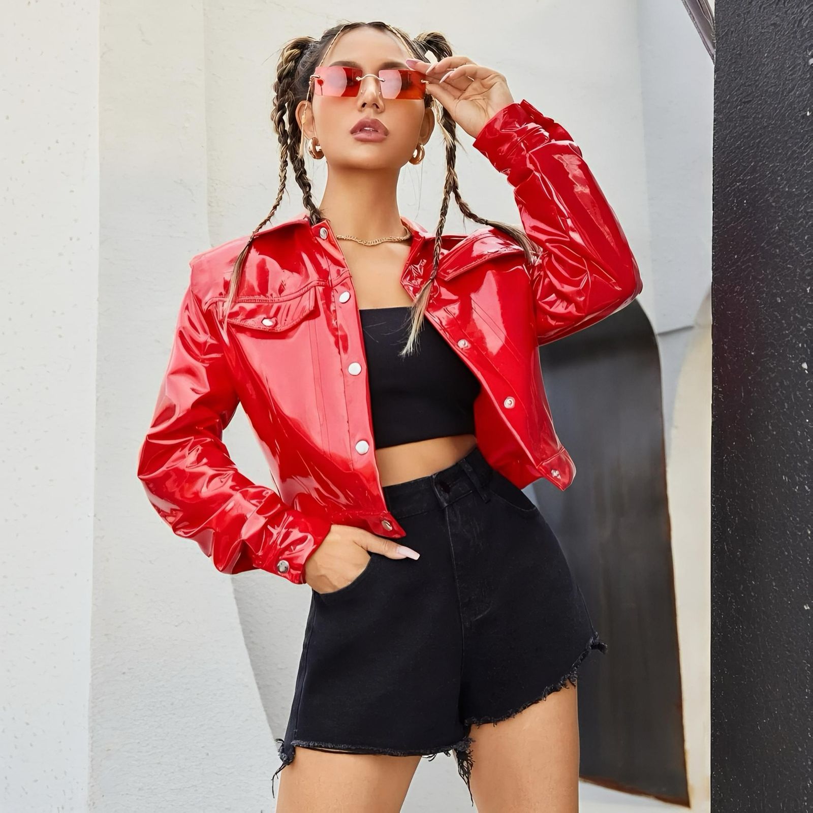 Chaqueta Corta en Charol Con Botones Plateados