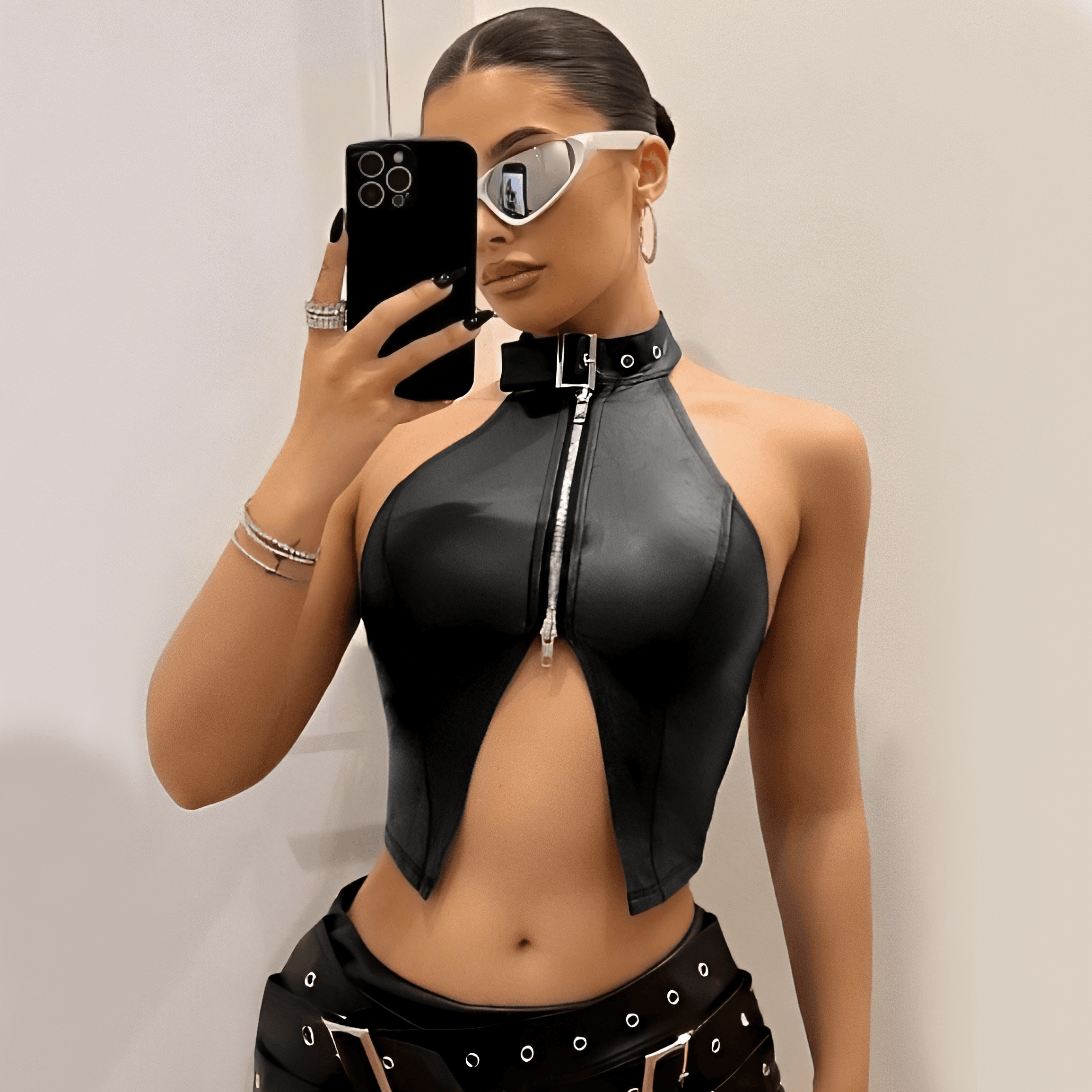 Blusa corta ajusatada en cuerina con cierre plateado