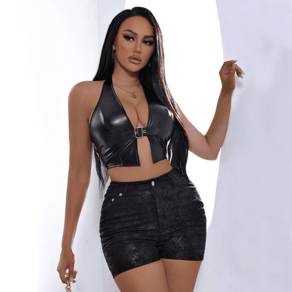 Blusa Corta en Cuerina con Diseño Abierto y Hebilla