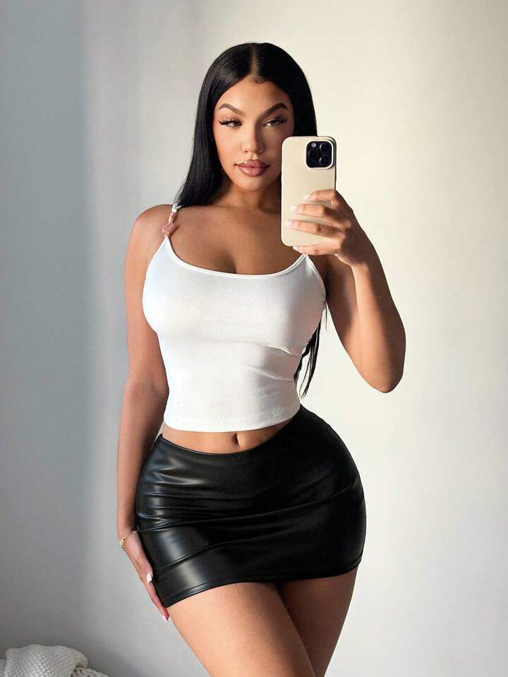 Falda cuerina corta sin pretina y con short interno - Image 4